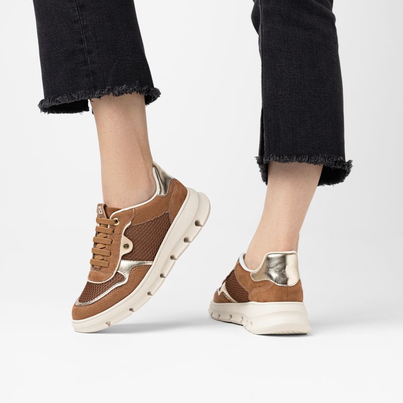 Tênis Anabela Médio Mascavo com Ouro - PICCADILLY