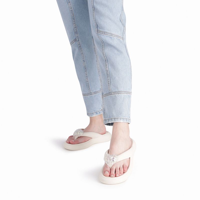 Chinelo Marshmallow com Enfeite Off White